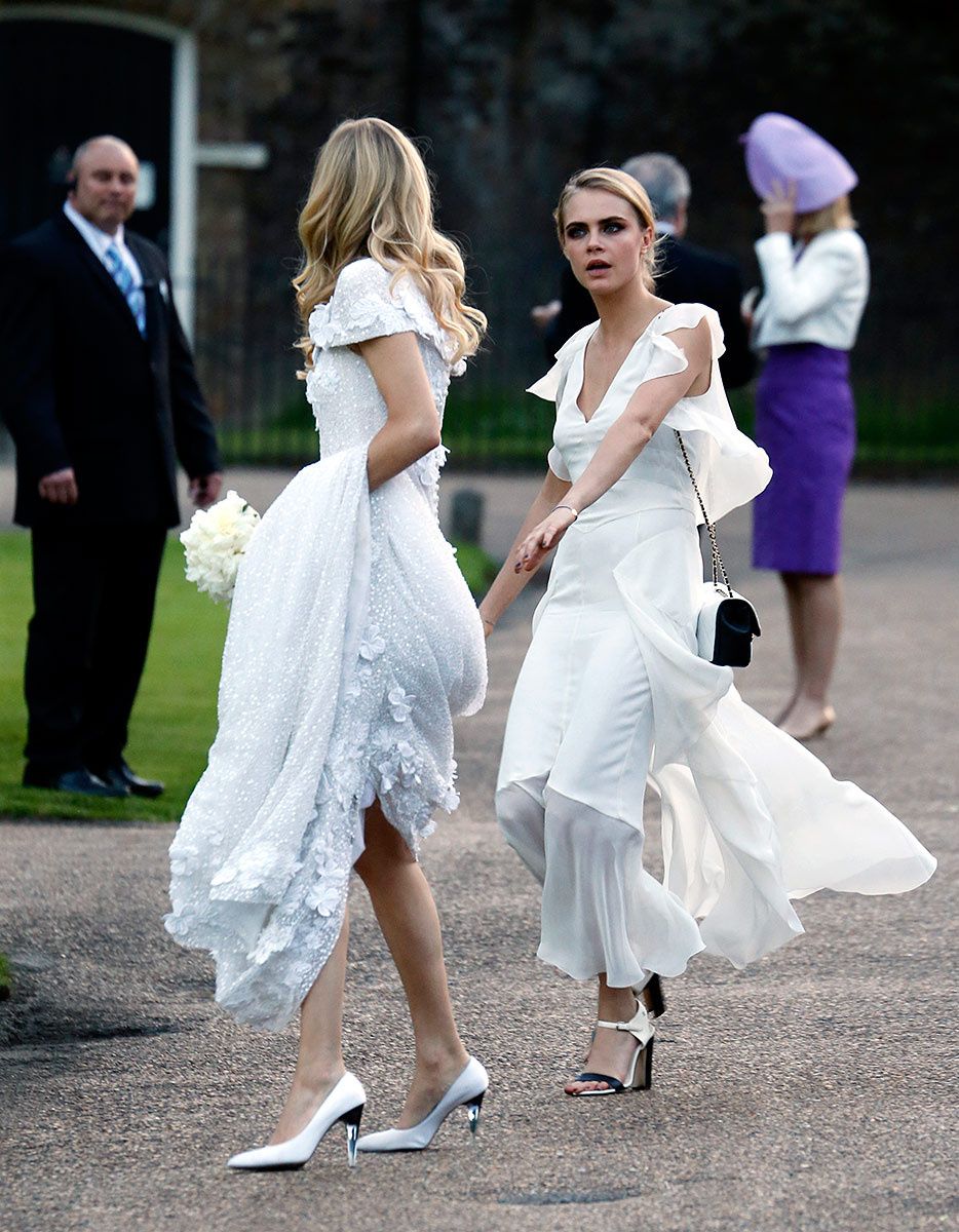 Cara Delevingne aen robe blanche au mariage de Poppy Delevingne