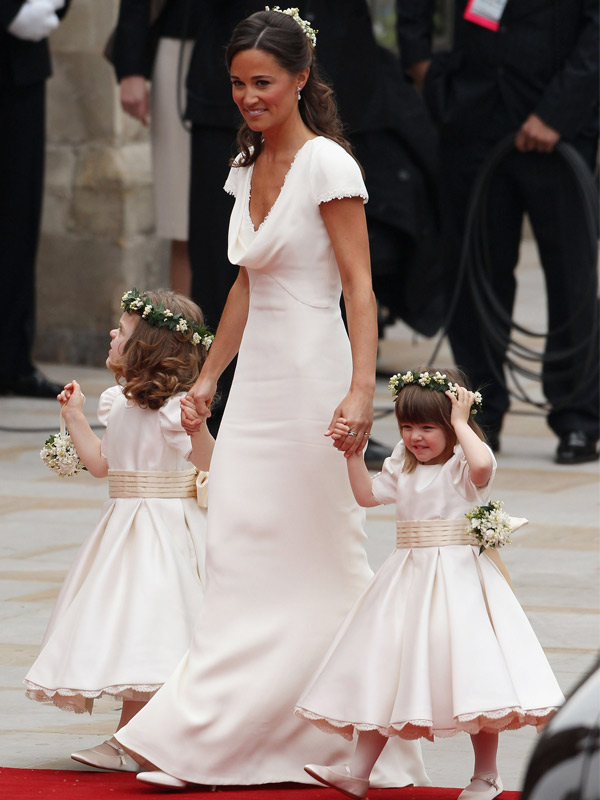 Pipa en robe demoiselle d'honneur blanche pour mariage de Kate