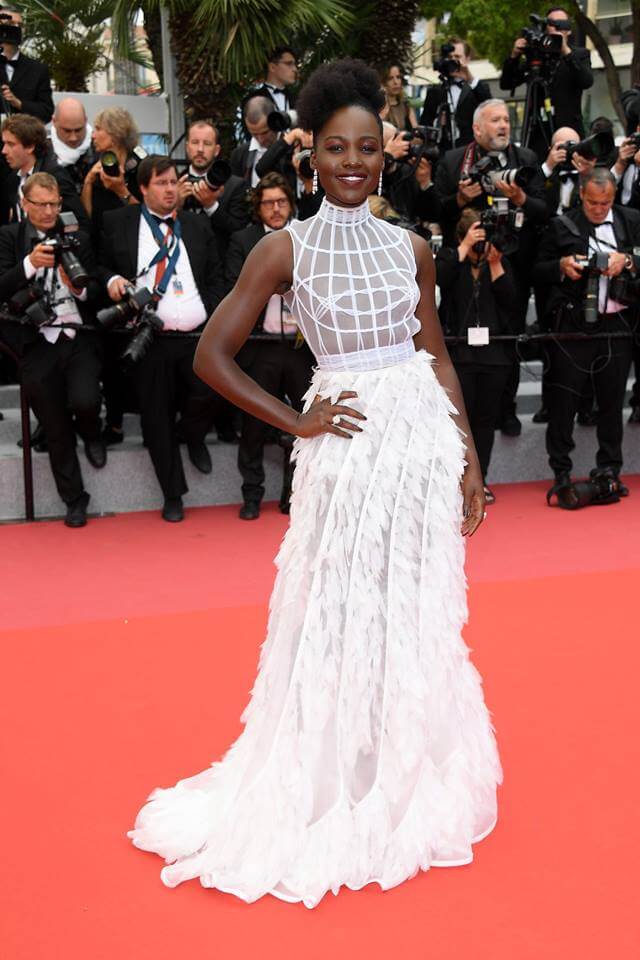 Lupita Nyong'o robe blanche orné de plumes de la maison de haute couture Dior Cannes 2018