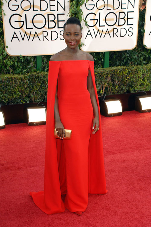 Lupita-Nyong'o en une robe rouge de soirée longue col bardot