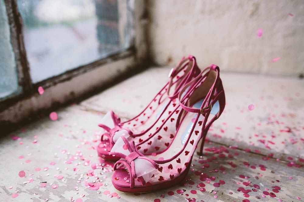 chaussures roses à bout ouvert pour mariée