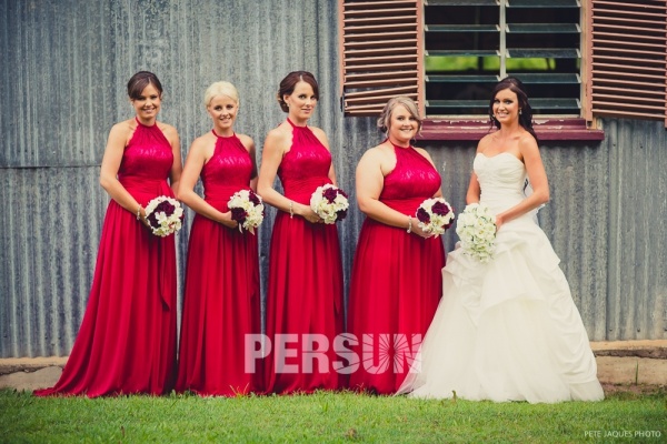 robes de demoiselle d'honneur rouges longues à haut en dentelle et coupe Updo