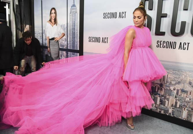 Jennifer Lopez en une robe rose bonbon en tulle