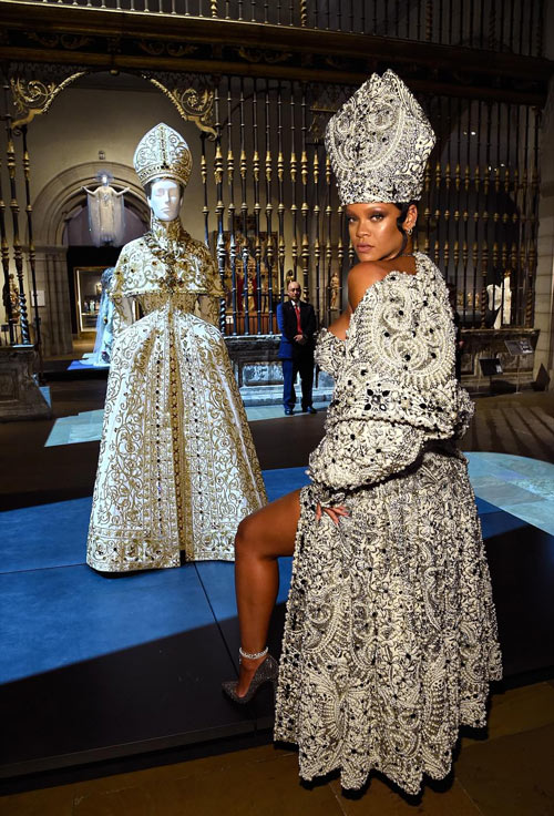 Rihanna en une robe courte orné de bijoux au met gala 2018