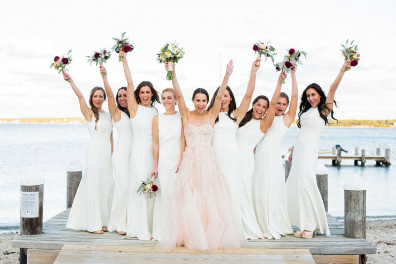 robe de mariée rose princesse et robe demoiselle d'honneur blanche simple