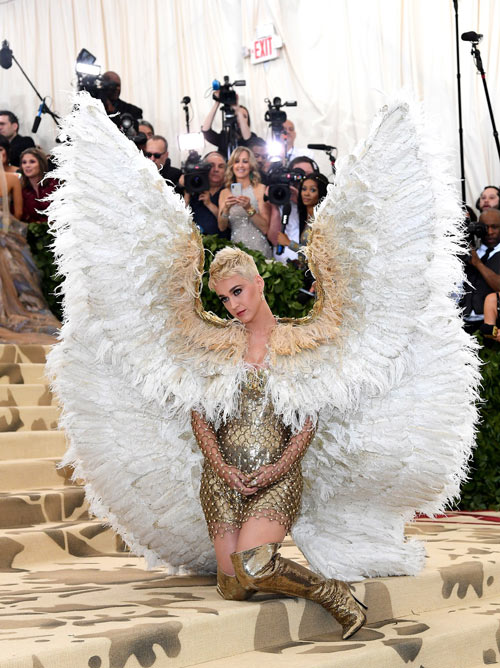 mini robe en sequin fourreau avec ailes d’ange Katy Perry