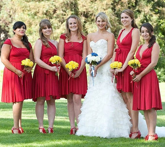 robes de demoiselle d'honneur rouges courtes plissé