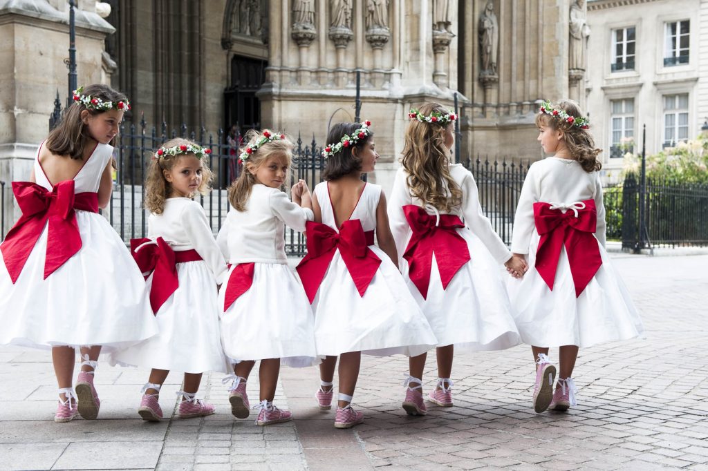 robe cérémonie fille blanche avec grand noeud rouge dans le dos