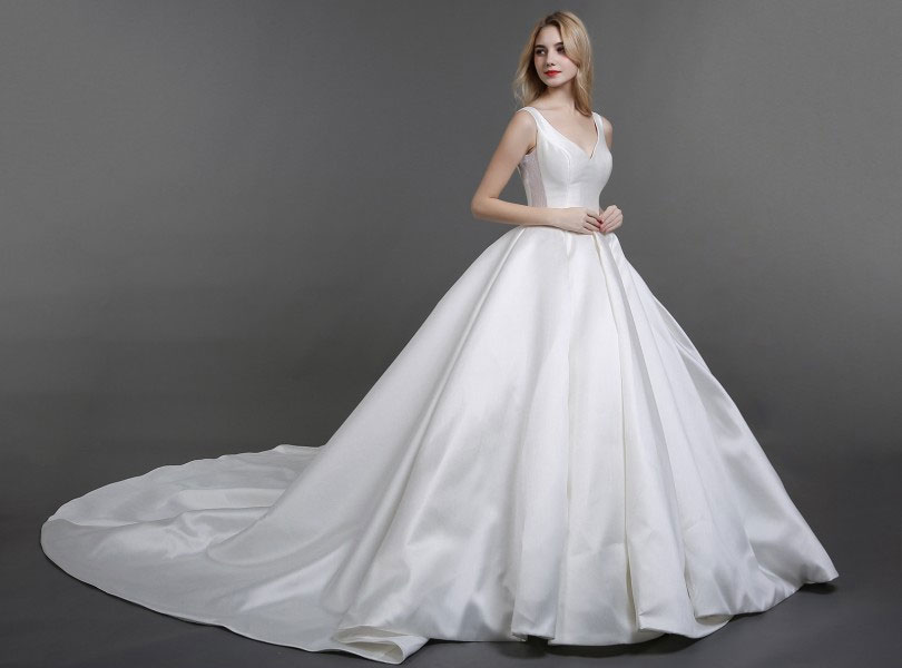 robe de mariée simple col en V avec traîne