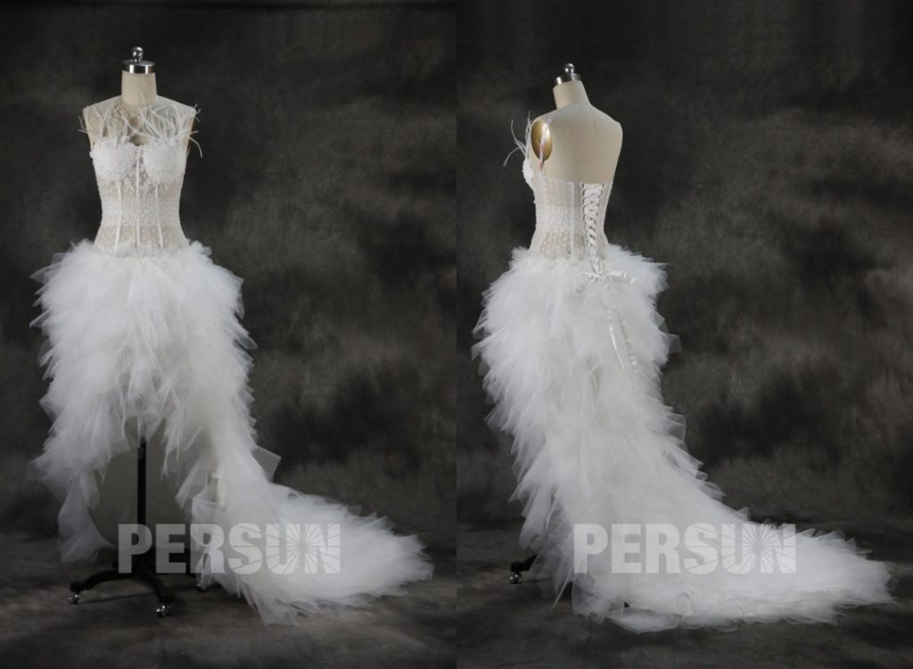 robe de mariée sexy courte devant longue derrière bustier ornée de plumes avec jeu de transparence