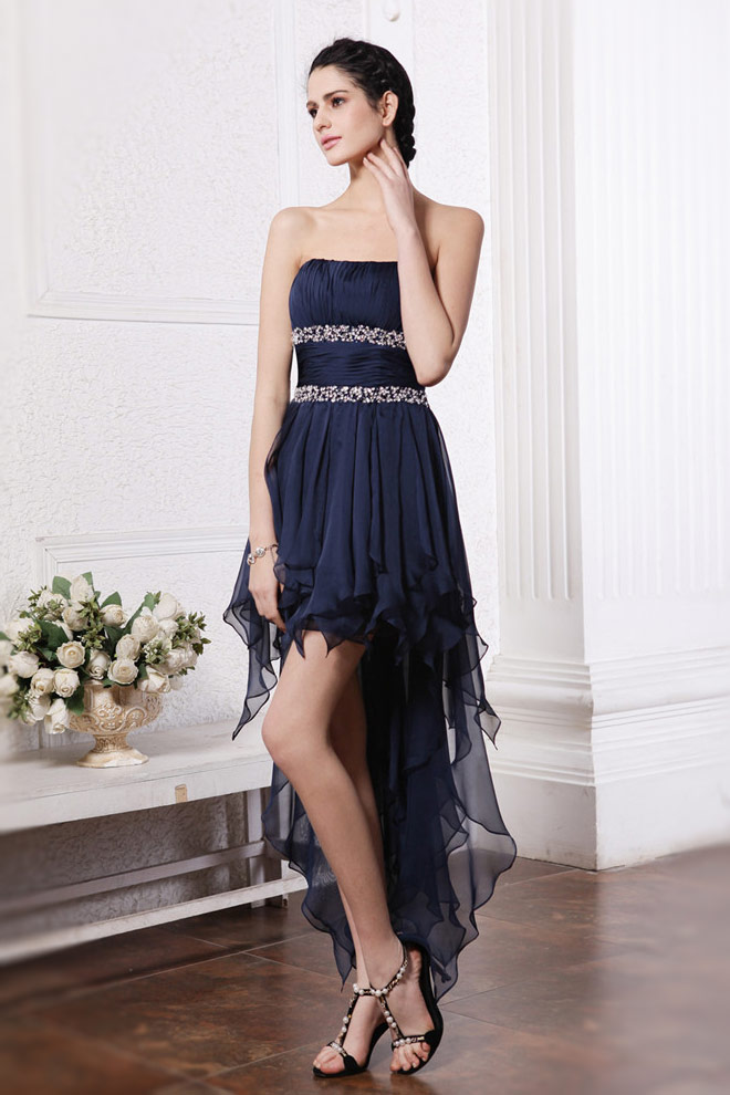 élégante robe de soirée courte devant longue derrière bleue marine ornée de paillettes et jupe irrégulière